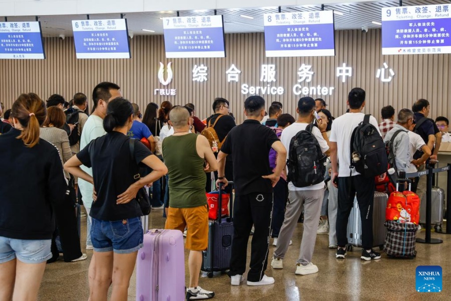 Pasajeros hacen fila para solicitar cambios y reembolsos de boletos en el centro de servicio de la Estación del Ferrocarril Sur de Guangzhou, en Guangzhou, en la provincia de Guangdong, en el sur de China, el 23 de septiembre de 2025. La provincia de Guangdong, en el sur de China, elevó al máximo su nivel de alerta por vientos a las 10:00 horas del martes, ya que se prevé que en las próximas 24 horas el tifón Ragasa toque tierra en las zonas costeras centrales u occidentales de la provincia como un tifón fuerte o un supertifón. (Xinhua/Liu Dawei)