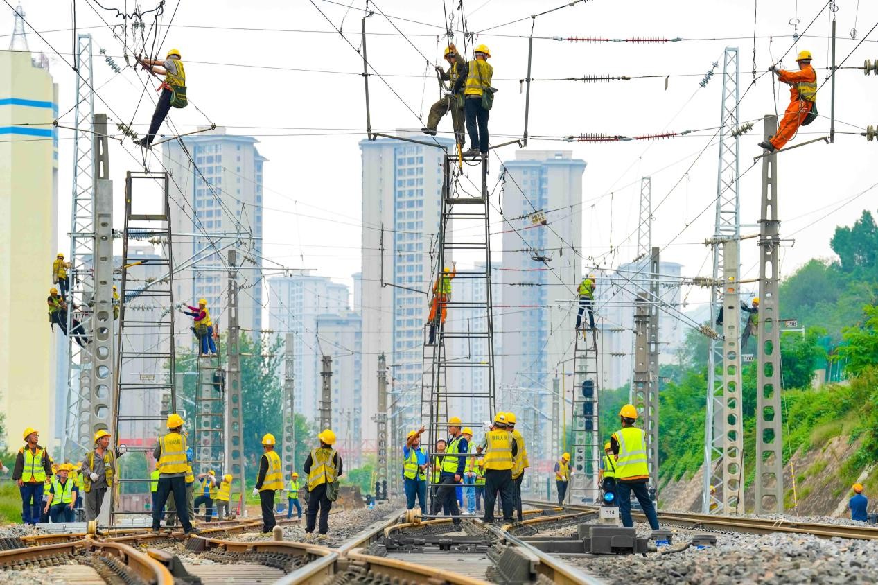 Trabajadores realizan trabajos de renovación en el sistema de cables de contacto a lo largo del ferrocarril Lanzhou-Lianyungang en la estación Wolongsi en Baoji, provincia de Shaanxi, noroeste de China, el 10 de septiembre de 2025. (Foto/Liu Yijiang)