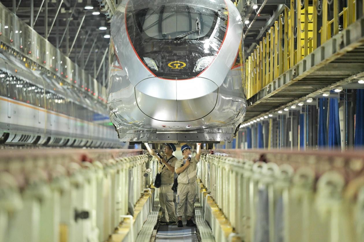 Técnicos inspeccionan un tren bala en un centro de mantenimiento en Zhengzhou, provincia de Henan, en el centro de China. (Foto/Wang Wei)