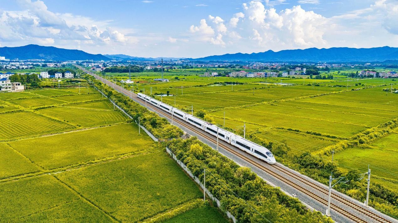 Un tren bala pasa por el municipio de Cailing, condado de Duchang, provincia de Jiangxi, este de China. (Foto de Liu Xun)