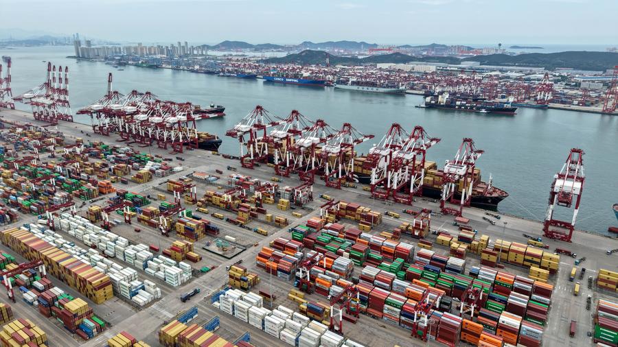 Vista aérea tomada con un dron el 26 de agosto de 2025 del puerto de Qingdao, en la provincia de Shandong, en el este de China. (Xinhua/Li Ziheng) 