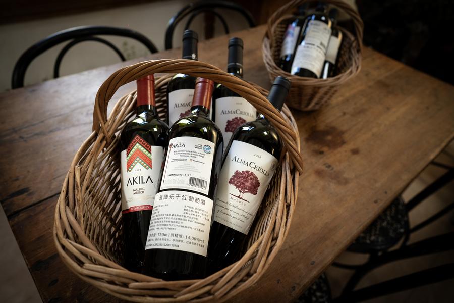 Imagen del 16 de septiembre de 2024 de algunas de las marcas de vino de la bodega argentina "Valle del Indio" que se exportan al mercado chino, en la ciudad de Tigre, Argentina. (Xinhua/Martín Zabala) 