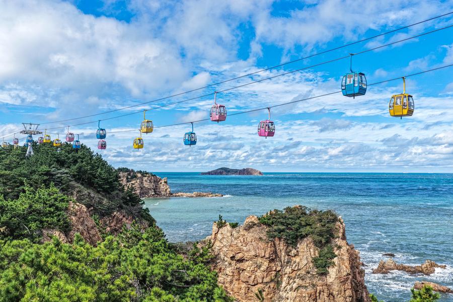 La foto, tomada con un dron el 7 de octubre de 2025, muestra el teleférico de un lugar pintoresco de Rongcheng, en la provincia de Shandong, en el este de China. (Xinhua/Li Xinjun)