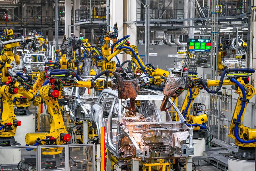 Esta foto del 19 de septiembre de 2025 muestra la producción automatizada en la Superfábrica Seres, en el área Nueva de Liangjiang, municipalidad de Chongqing, en el suroeste de China. (Xinhua/Wang Quanchao)