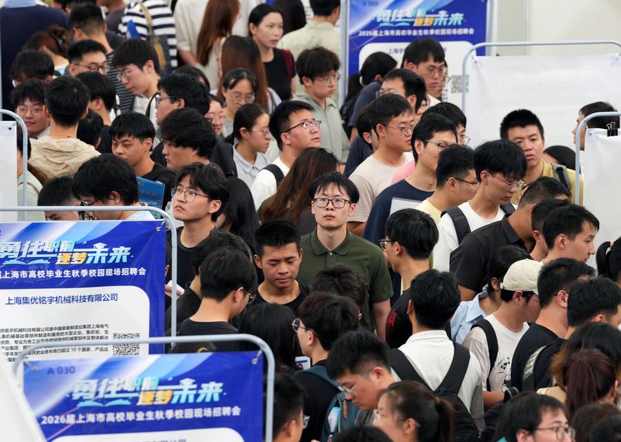 La foto, tomada el 26 de septiembre de 2025, muestra una feria de empleo de oto?o para graduados universitarios en el campus Minhang de la Universidad Jiao Tong de Shanghai, en el este de China. (Xinhua/Liu Ying)