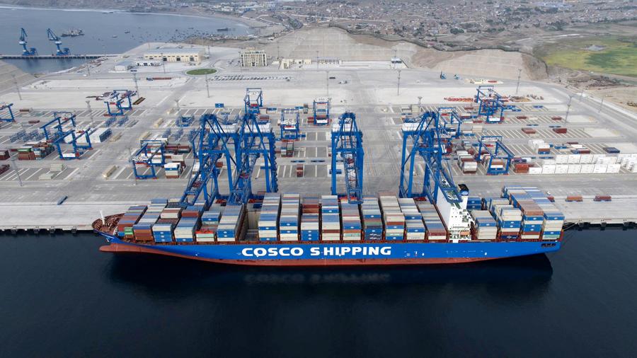 Vista aérea tomada con un dron el 25 de noviembre de 2024 del buque portacontenedores llamado "Xin Shanghai", operado por China COSCO Shipping Corporation Limited, atracando en el puerto de Chancay, Perú. (Xinhua/Mei Han) 