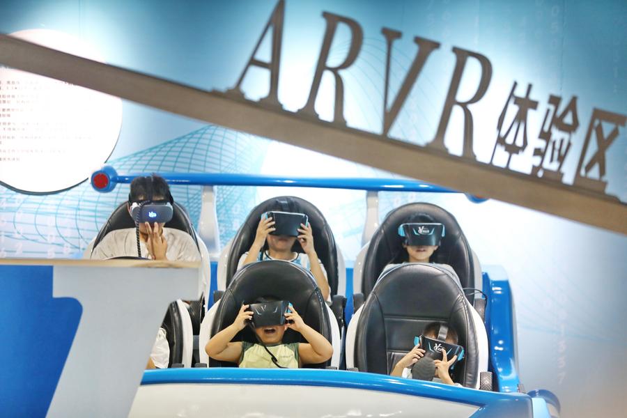 Un grupo de ni?os prueba dispositivos de realidad aumentada y realidad virtual en un salón de ciencia y tecnología de la ciudad de Jiaxing, en la provincia oriental china de Zhejiang, el 12 de julio de 2025. (Xinhua/Jin Peng)