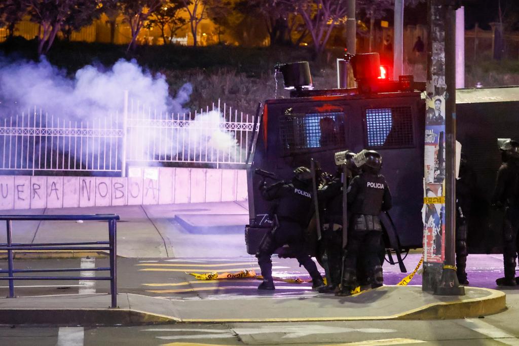 Un policía dispara gases lacrimógenos en un enfrentamiento con manifestantes durante una protesta en el marco del paro nacional, en Quito, capital de Ecuador, el 15 de octubre de 2025. (Xinhua/Ricardo Landeta)