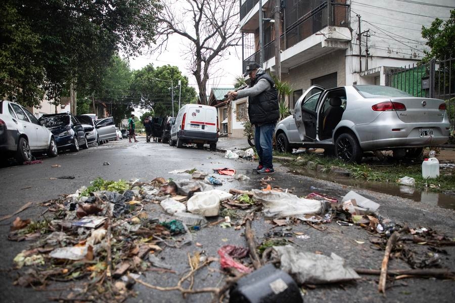 Imagen del 25 de octubre de 2025 de una calle afectada tras un temporal, en la localidad de Villa Maipú, Argentina. (Xinhua/Martín Zabala)