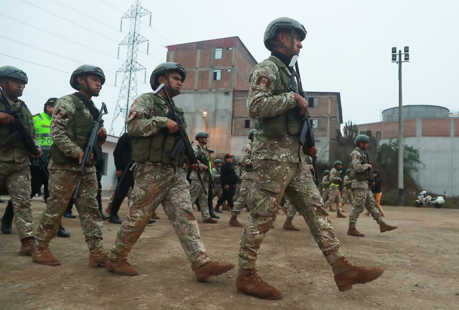 Miembros del Ejército marchan antes de realizar patrullajes en las calles durante el estado de emergencia, en el distrito de Villa María del Triunfo, en el sur de Lima, Perú, el 25 de octubre de 2025. (Xinhua/Mariana Bazo) 