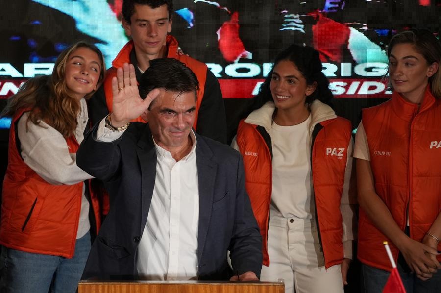 Imagen del 19 de octubre de 2025 del presidente electo de Bolivia, Rodrigo Paz Pereira (i-frente), reaccionando después de su victoria en las elecciones presidenciales, en la ciudad de La Paz, Bolivia. (Xinhua/Javier Mamani) 