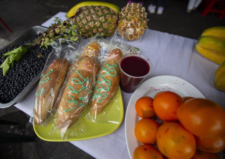 Imagen de archivo del 24 de octubre de 2020 de una porción de colada morada, guaguas de pan e ingredientes utilizados para elaborar la colada morada más grande del sector sur de la ciudad, en el mercado La Magdalena, en Quito, capital de Ecuador. (Xinhua/Santiago Armas) 