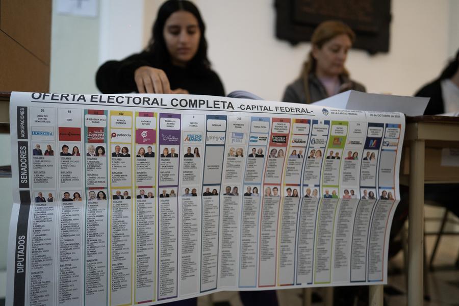Funcionarios trabajan en la mesa de votación, en la ciudad de Buenos Aires, capital de Argentina, el 26 de octubre de 2025. (Xinhua/Martín Zabala) 