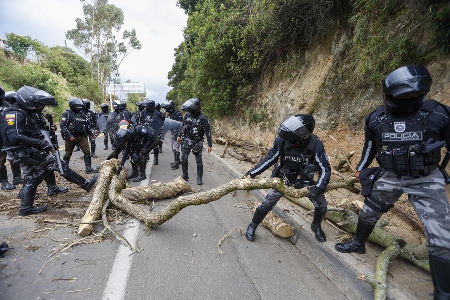 Elementos de la policía quitan escombros de la vía Tabacundo-Cajas tras el anuncio del fin de las movilizaciones por parte de la Confederación de Nacionalidades Indígenas de Ecuador (Conaie), en la comunidad de Tupigachi, en la provincia de Pichincha, Ecuador, el 22 de octubre de 2025. (Xinhua/Ricardo Landeta)