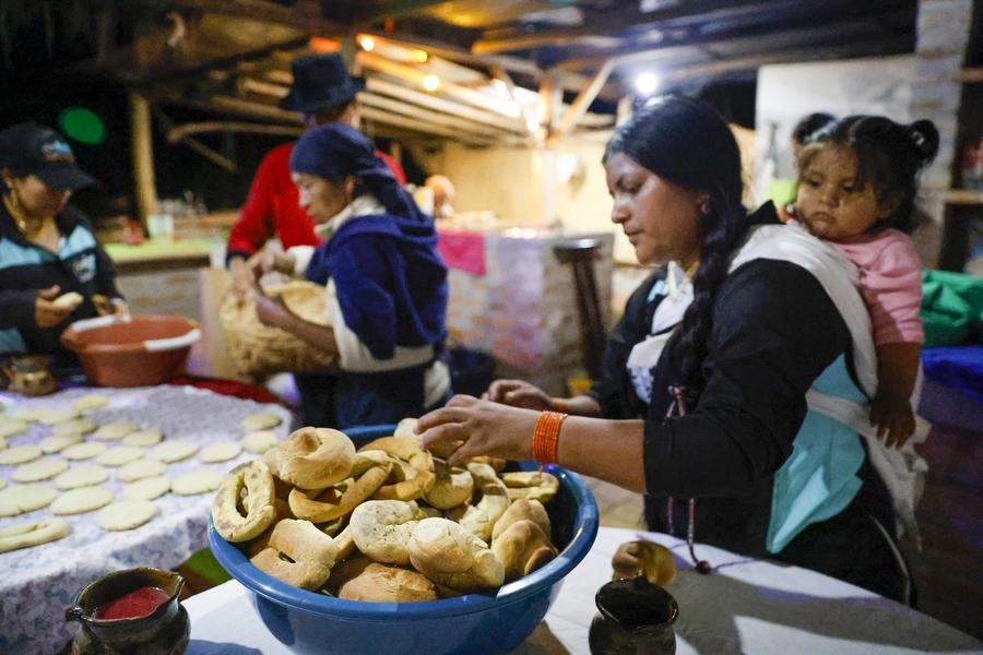 Una mujer de la comunidad de Turuco selecciona y organiza panes tradicionales después de ser horneados durante los preparativos para el Día de los Difuntos en la provincia de Imbabura, en el norte de Ecuador, el 31 de octubre de 2025. (Xinhua/Ricardo Landeta)