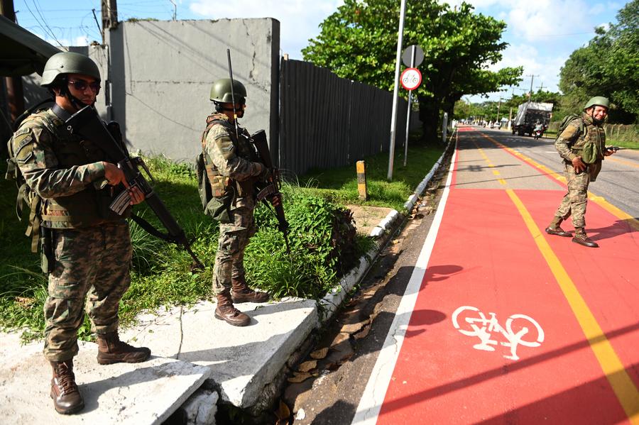 Infantes de Marina patrullan una calle durante una operación de Garantía de Ley y del Orden previo al inicio de la 30a Conferencia de las Partes (COP30) de la Convención Marco de las Naciones Unidas sobre el Cambio Climático, en Belém, estado de Pará, Brasil, el 3 de noviembre de 2025. (Xinhua/Lucio Tavora)