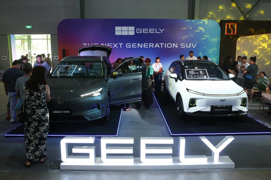 Imagen del 18 de julio de 2025 de personas visitando el estand de Geely durante la Exposición Internacional del Automóvil de Myanmar 2025, en Yangón, Myanmar. (Xinhua/Myo Kyaw Soe)