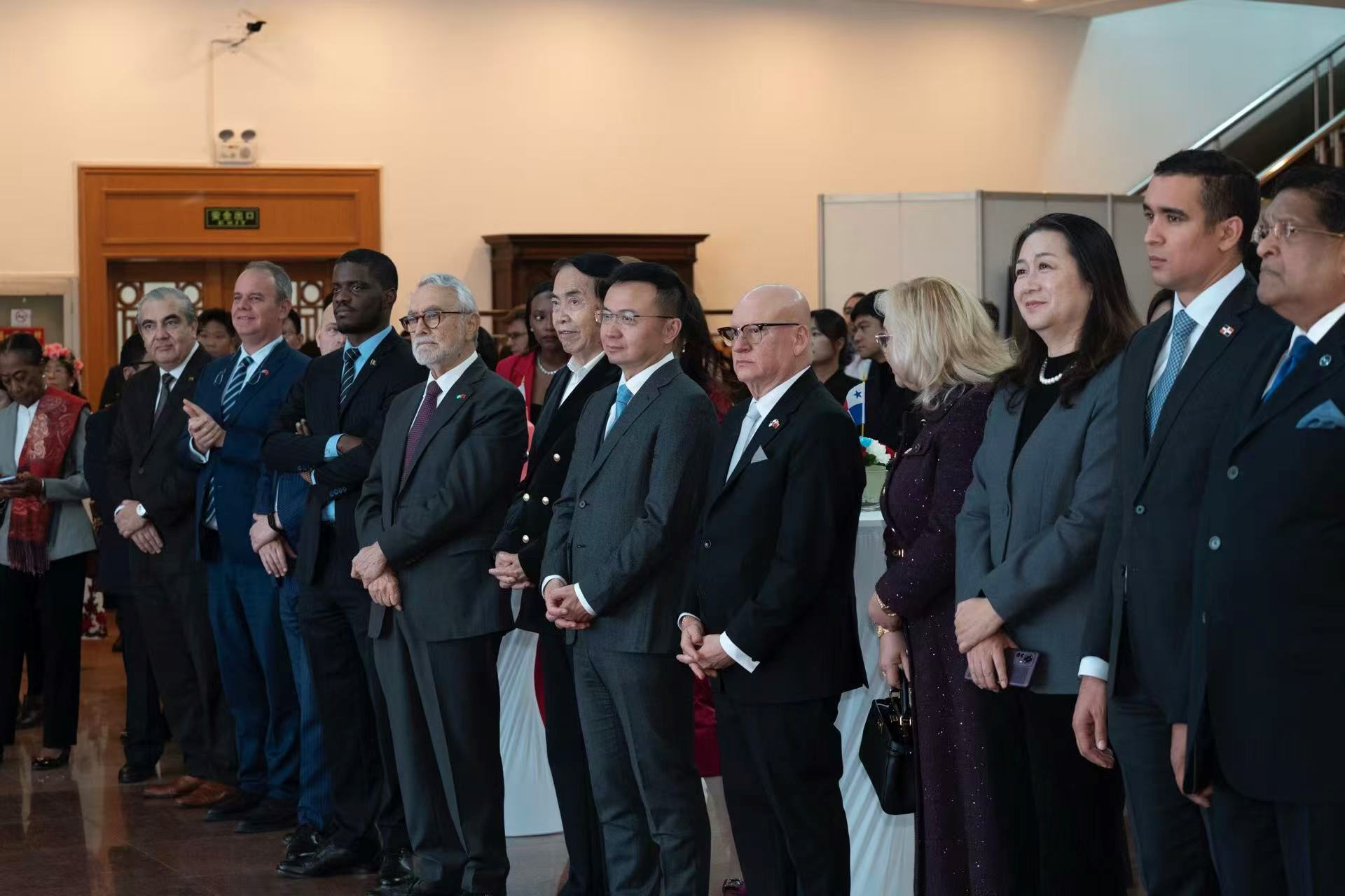 Se celebran con éxito las Fiestas Patrias de Panamá y la Exposición de Arte China-Panamá