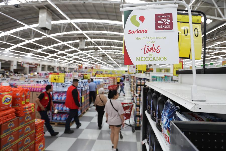 Personas recorren un pasillo con productos marcados con el sello "Hecho en México", en un supermercado de la Ciudad de México, la capital mexicana, el 7 de marzo de 2025. (Xinhua/Francisco Ca?edo)