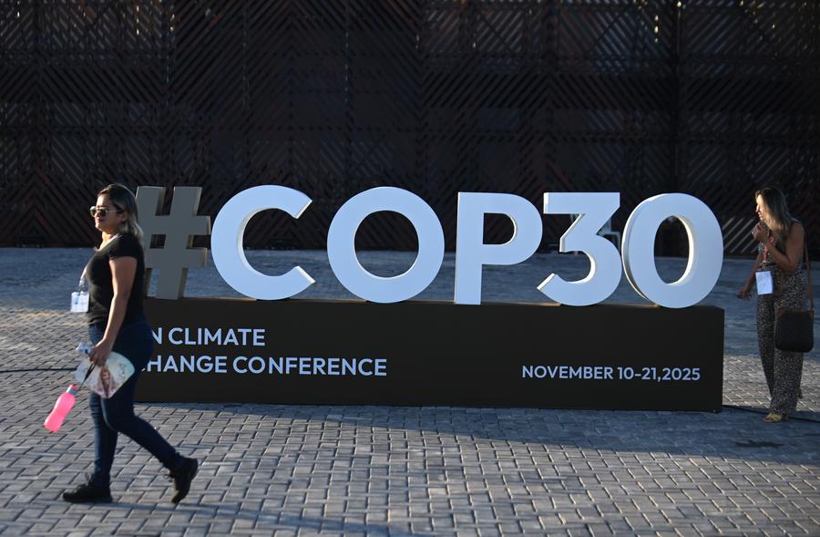 Una mujer camina frente al logotipo de la 30a Conferencia de las Partes (COP30) de la Convención Marco de las Naciones Unidas sobre el Cambio Climático, en Belém, estado de Pará, Brasil, el 4 de noviembre de 2025.  (Xinhua/Lucio Tavora)