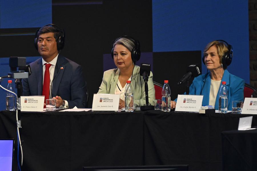 Los candidatos a la Presidencia chilena, el economista populista, Franco Parisi (i), la abanderada de la izquierda y el oficialismo, Jeannette Jara (c), y la representante de la derecha tradicional, Evelyn Matthei (d), participan en el debate presidencial chileno organizado por la Asociación de Radiodifusoras de Chile, en Santiago, capital de Chile, el 4 de noviembre 2025. (Xinhua/Jorge Villegas) 