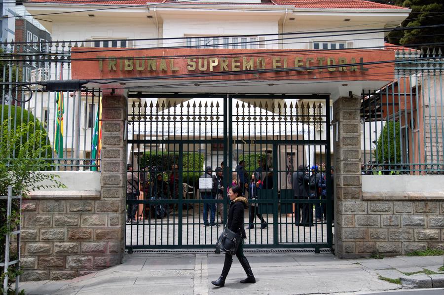 Imagen de archivo del 3 de febrero de 2020 de la entrada del Tribunal Supremo Electoral boliviano, en la ciudad de La Paz, Bolivia. (Xinhua/Meagan Hancock) 