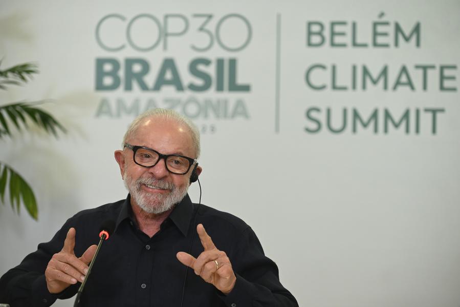 El presidente brasile?o, Luiz Inácio Lula da Silva, habla durante una conferencia de prensa con representantes de agencias de noticias internacionales previo al inicio de la 30a Conferencia de las Partes (COP30) de la Convención Marco de las Naciones Unidas sobre el Cambio Climático, en Belém, estado de Pará, Brasil, el 4 de noviembre de 2025. (Xinhua/Lucio Tavora) 