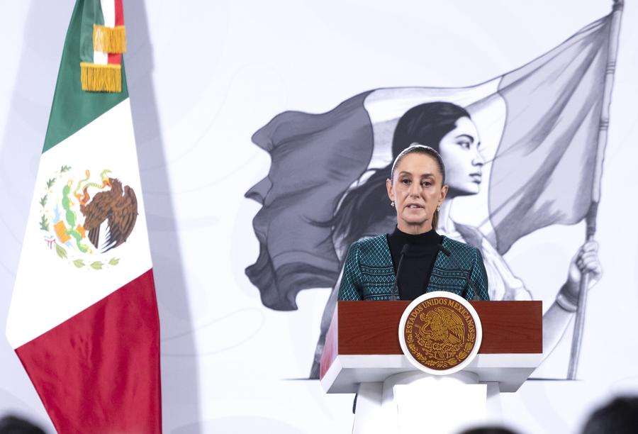 Imagen proveída por la Presidencia de México de la presidenta mexicana, Claudia Sheinbaum, hablando durante su conferencia de prensa matutina, en Palacio Nacional, en la Ciudad de México, capital de México, el 4 de noviembre de 2025. (Xinhua/Presidencia de México)