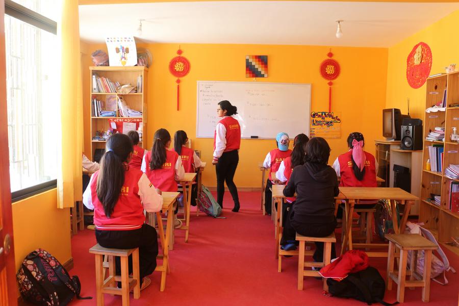Imagen del 20 de octubre de 2025 de ni?os asistiendo a una clase en el colegio Comunidad Educativa Chino Boliviana Sariri, en la ciudad de La Paz, Bolivia. (Xinhua/He Bing)