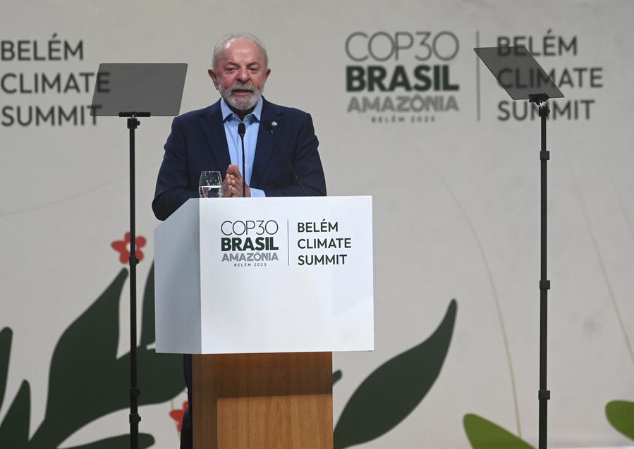 El presidente brasile?o, Luiz Inácio Lula da Silva, habla en la inauguración de la Cumbre de Líderes que antecede a la 30a Conferencia de las Partes (COP30) de las Naciones Unidas sobre el Cambio Climático, en Belém, estado de Pará, Brasil, el 6 de noviembre de 2025. (Xinhua/Lucio Tavora) 