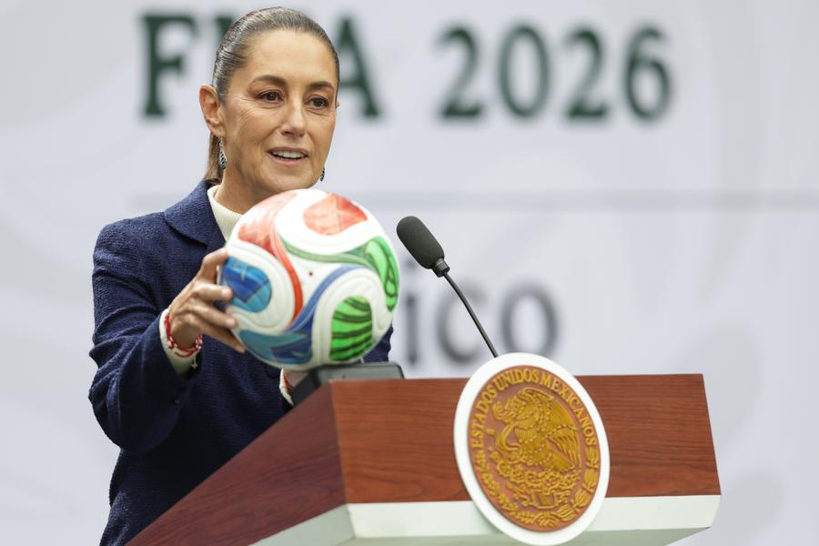 La presidenta mexicana, Claudia Sheinbaum, habla durante la presentación de la Copa Mundial FIFA 2026, en el Complejo Cultural Los Pinos, en la Ciudad de México, capital de México, el 10 de noviembre de 2025. (Xinhua/Francisco Ca?edo)