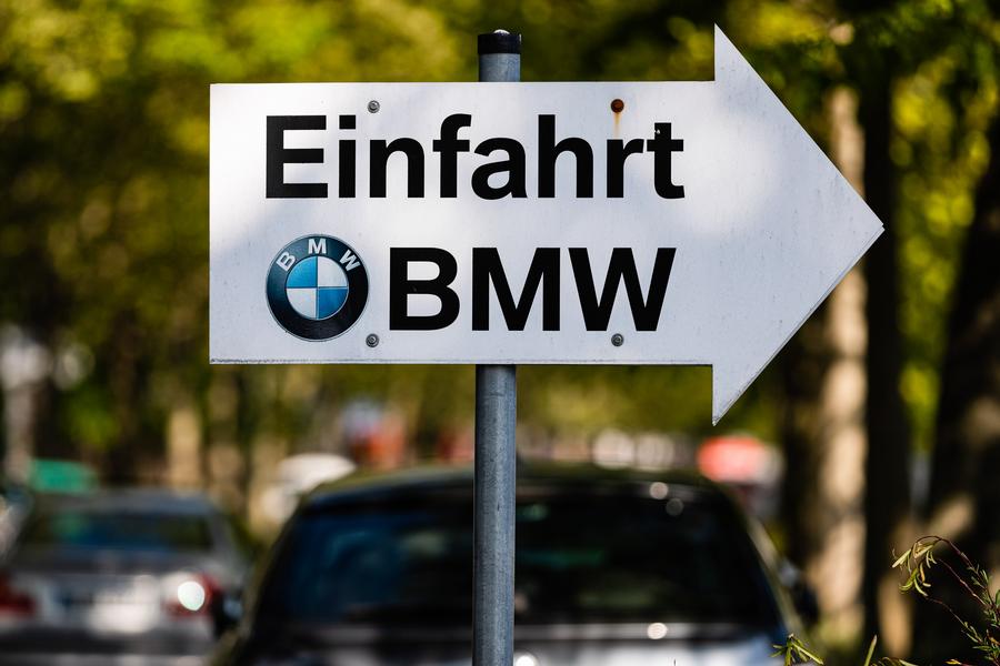 Imagen de archivo del 7 de mayo de 2020 de un letrero de entrada para vehículos en un concesionario de automóviles BMW, en Berlín, capital de Alemania. (Xinhua/Binh Truong) 