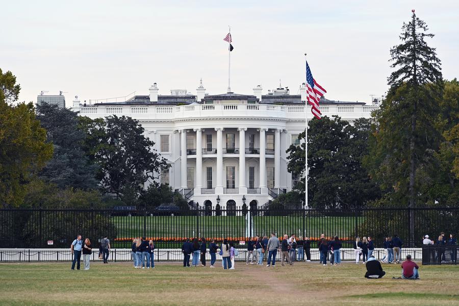Imagen del 21 de octubre de 2025 de personas pasando su tiempo libre frente a la Casa Blanca, en Washington D. C., Estados Unidos. (Xinhua/Li Rui) 
