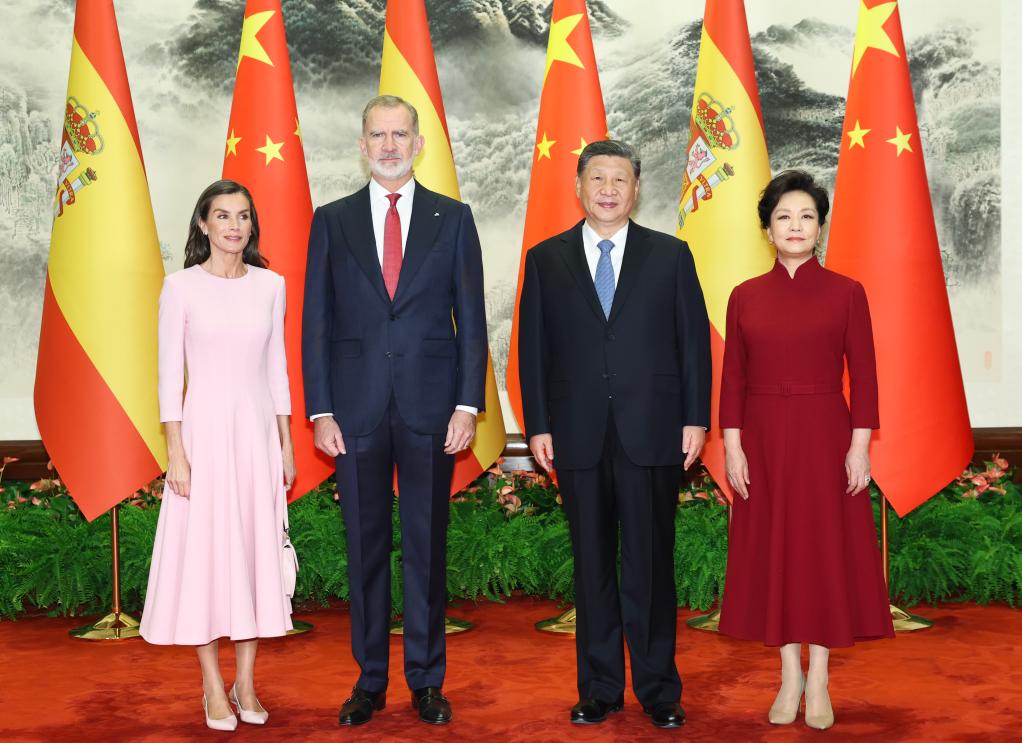 BEIJING, 12 noviembre, 2025 (Xinhua) -- El presidente chino, Xi Jinping, y su esposa, Peng Liyuan, posan para una fotografía grupal con el rey de Espa?a, Felipe VI, y su esposa, la reina Letizia, en Beijing, capital de China, el 12 de noviembre de 2025. Xi se reunió con el rey Felipe VI, quien se encuentra en una visita de Estado a China, en el Gran Palacio del Pueblo el miércoles en Beijing. (Xinhua/Huang Jingwen)