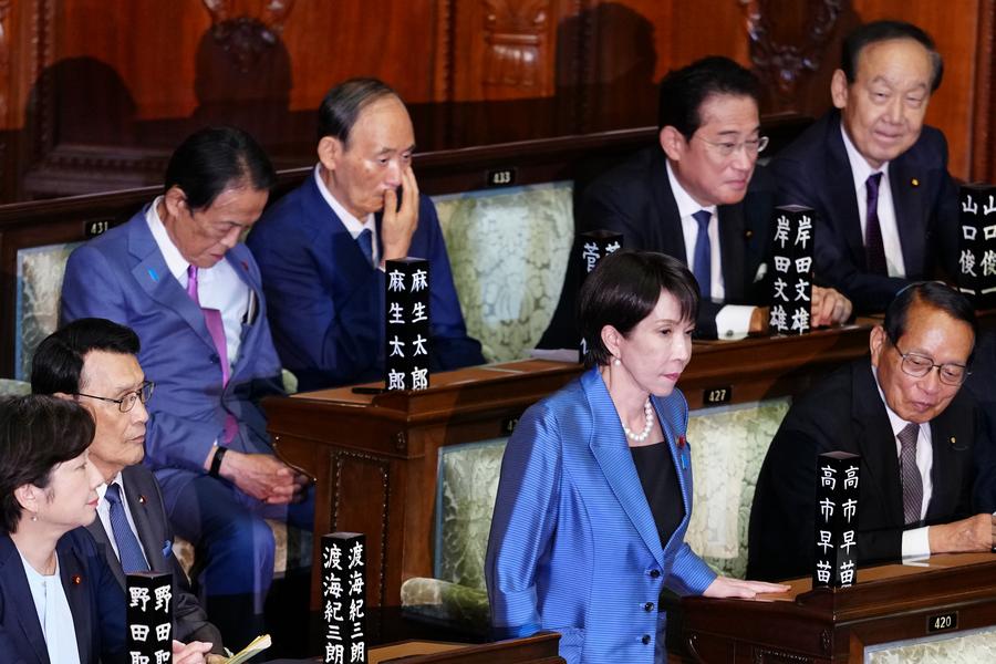 Sanae Takaichi (2-d-frente) asiste a la sesión extraordinaria de la Cámara de Representantes, en Tokio, Japón, el 21 de octubre de 2025. (Xinhua/Jia Haocheng)