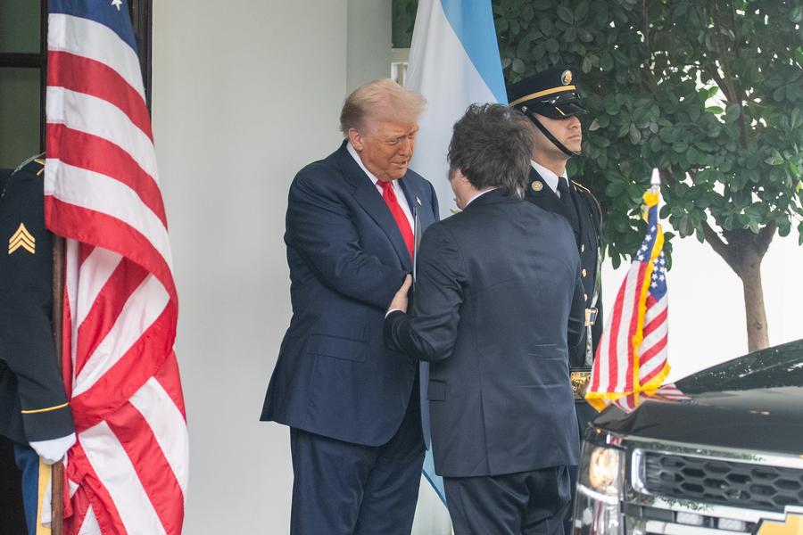 El presidente estadounidense, Donald Trump (i), da la bienvenida al presidente argentino, Javier Milei (2-d), en la Casa Blanca, en Washington D. C., Estados Unidos, el 14 de octubre de 2025. (Xinhua/Hu Yousong)