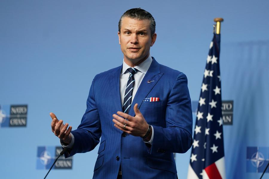El secretario de Guerra de Estados Unidos, Pete Hegseth, habla en una conferencia de prensa, en Bruselas, Bélgica, el 13 de febrero de 2025. (Xinhua/Peng Ziyang)