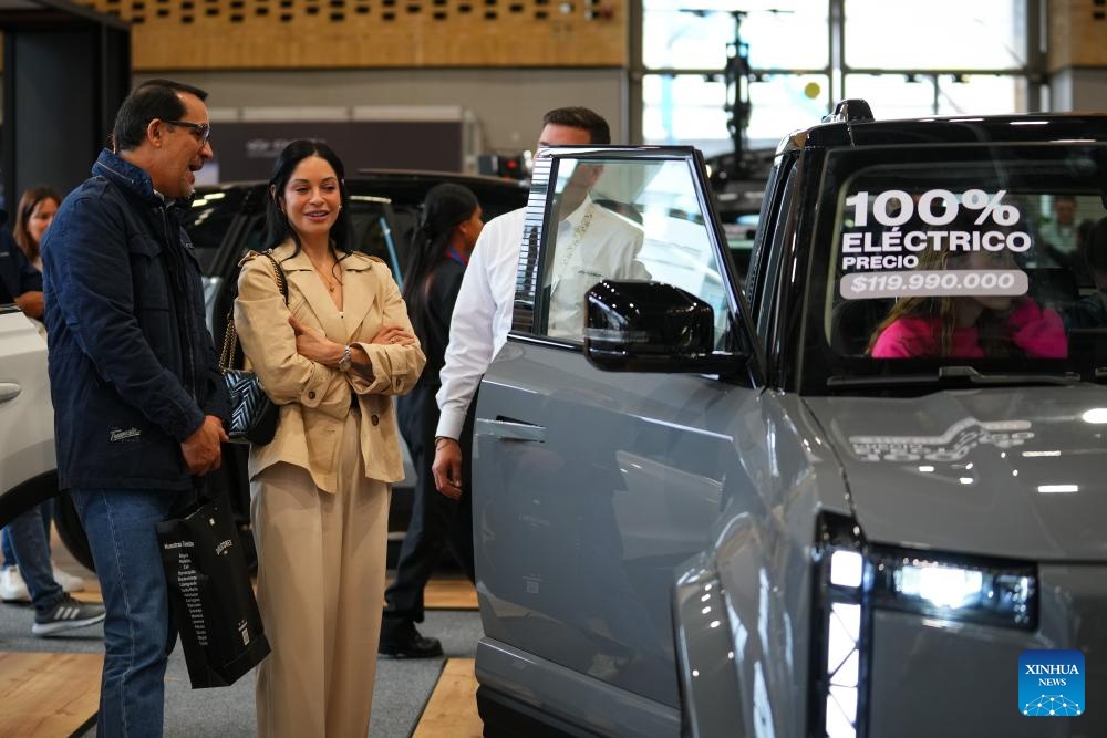 BOGOTA, 16 noviembre, 2025 (Xinhua) -- Imagen del 14 de noviembre de 2025 de personas observando un vehículo de fabricación china exhibido durante el primer día del Salón del Automóvil 2025, en el recinto ferial de Corferias, en Bogotá, Colombia. Los autos eléctricos chinos han potenciado un récord histórico en esta forma de movilidad en Colombia, al registrar en octubre pasado un crecimiento del 93,7 por ciento, el mayor registro de ventas alcanzada en el mercado colombiano, de acuerdo con cifras de organismos comerciales y empresariales del país sudamericano. (Xinhua/Andrés Moreno)