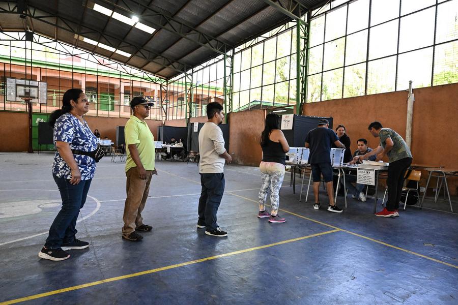 Una persona se registra para emitir su voto en un centro electoral durante las elecciones presidenciales, en la ciudad de Santiago, capital de Chile, el 16 de noviembre de 2025. (Xinhua/Jorge Villegas)