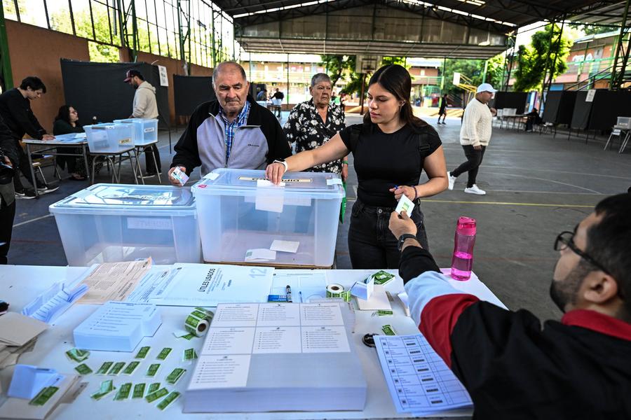 Una mujer emite su voto en un centro electoral durante las elecciones presidenciales, en la ciudad de Santiago, capital de Chile, el 16 de noviembre de 2025. (Xinhua/Jorge Villegas)