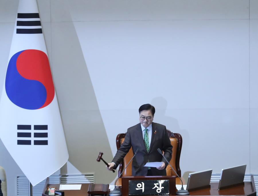El presidente de la Asamblea Nacional de República de Corea, Woo Won-shik, golpea con el mazo para aprobar la moción de destitución contra Yoon Suk-yeol, en Seúl, República de Corea, el 14 de diciembre de 2024. (Xinhua/Yao Qilin)
