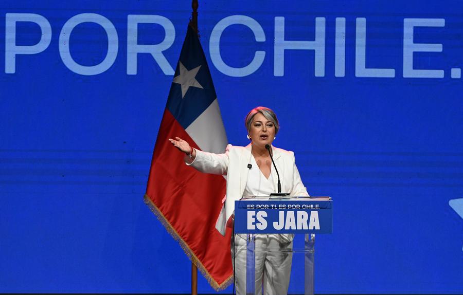 Imagen del 16 de noviembre de 2025 de la candidata a la Presidencia chilena, abanderada de la izquierda y el oficialismo, Jeannette Jara, pronunciando un discurso luego de la primera vuelta de las elecciones presidenciales, en la ciudad de Santiago, capital de Chile. (Xinhua/Jorge VIllegas)
