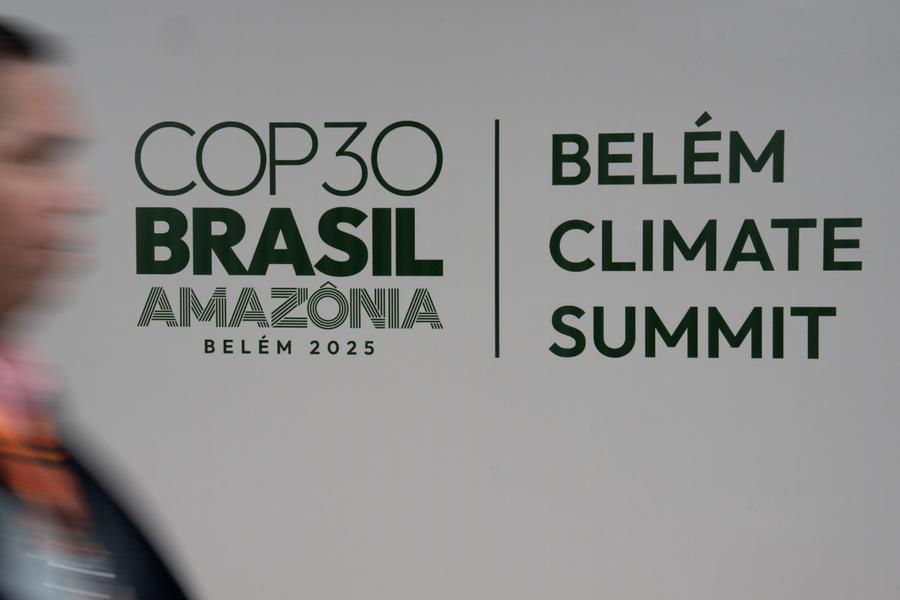 Un hombre camina junto al logotipo de la 30a Conferencia de las Partes (COP30) de la Convención Marco de las Naciones Unidas sobre el Cambio Climático en Belém, Brasil, el 6 de noviembre de 2025. (Xinhua/Lucio Tavora)