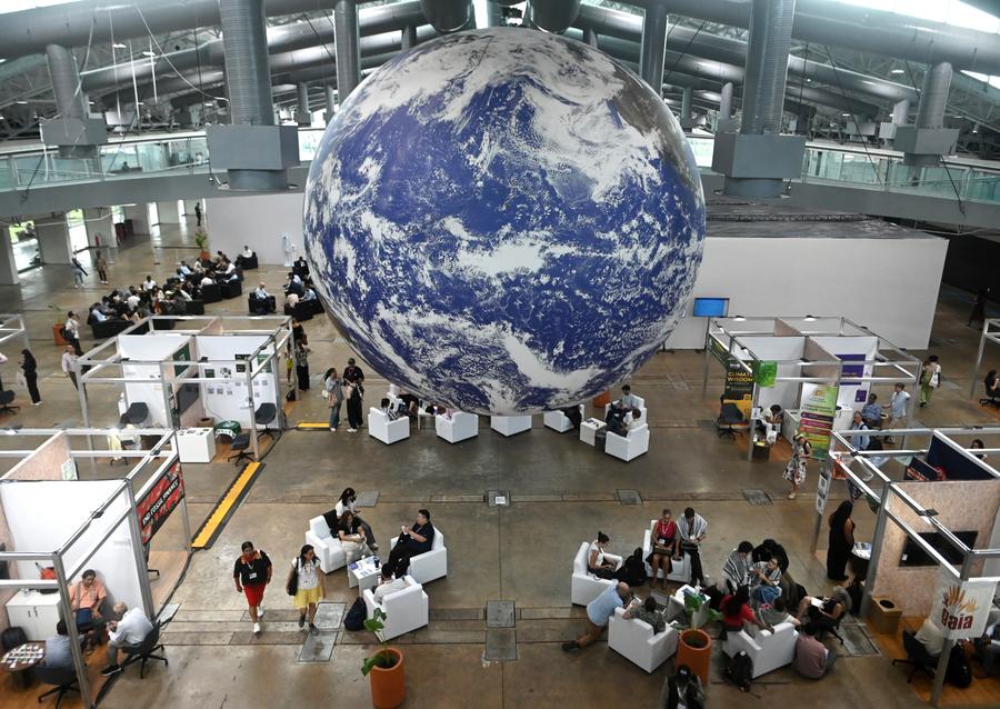 Un globo terráqueo que ilustra el cambio climático es visto durante la 30a Conferencia de las Partes (COP30) de la Convención Marco de las Naciones Unidas sobre el Cambio Climático, en Belém, en estado de Pará, Brasil, el 11 de noviembre de 2025. (Xinhua/Lucio Tavora)