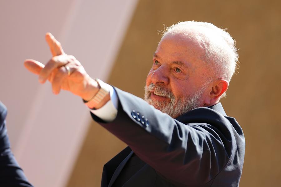 El presidente brasile?o, Luiz Inácio Lula da Silva, saluda a su llegada a la IV Cumbre de la Comunidad de Estados Latinoamericanos y Caribe?os-Unión Europea (CELAC-UE), en Santa Marta, Colombia, el 9 de noviembre de 2025. (Xinhua/Andrés Moreno)
