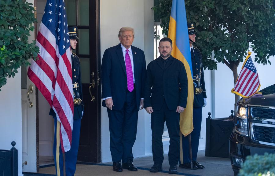 El presidente de Estados Unidos, Donald Trump (2-i), da la bienvenida al presidente ucraniano, Volodymyr Zelensky, en la Casa Blanca, en Washington D. C., Estados Unidos, el 17 de octubre de 2025. (Xinhua/Hu Yousong)
