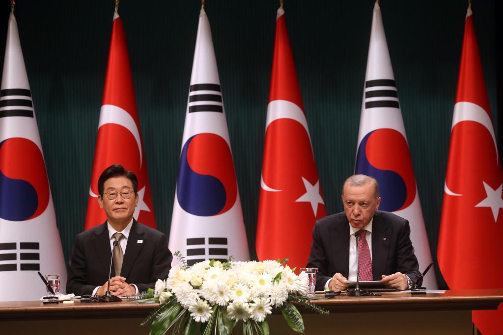 ANKARA, 24 noviembre, 2025 (Xinhua) -- El presidente turco, Recep Tayyip Erdogan (d), y el visitante presidente surcoreano, Lee Jae Myung, asisten a una conferencia de prensa conjunta, en Ankara, Turquía, el 24 de noviembre de 2025. (Xinhua/Mustafa Kaya)