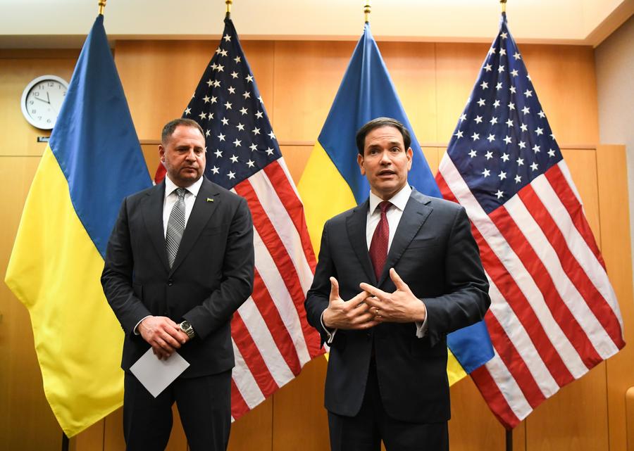 Imagen del 23 de noviembre de 2025 del secretario de Estado estadounidense, Marco Rubio (d), hablando durante una conferencia de prensa en la Misión de Estados Unidos para la Organización de las Naciones Unidas y otras Organizaciones Internacionales, en Ginebra, Suiza.  (Xinhua/Lian Yi) 