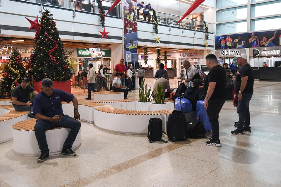 Personas esperan en una sala del Aeropuerto Internacional Simón Bolívar, en Maiquetía, estado de La Guaira, Venezuela, el 25 de noviembre de 2025. (Xinhua/Marcos Salgado)