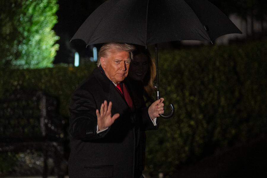 Imagen del 25 de noviembre de 2025 del presidente de Estados Unidos, Donald Trump, y la primera dama, Melania Trump, saliendo de la Casa Blanca, en Washington, D.C., Estados Unidos. (Xinhua/Hu Yousong)